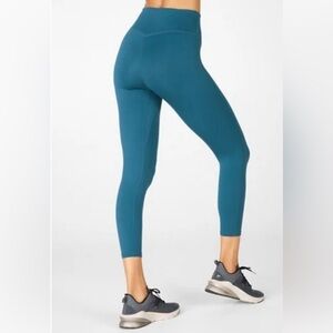 Anywhere Motion365® High-Waisted Capri - L